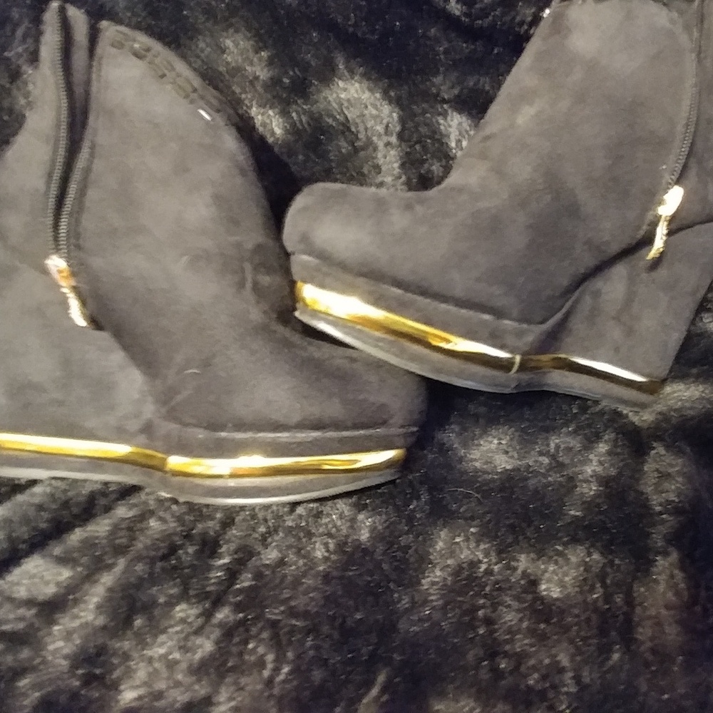 Black wedges